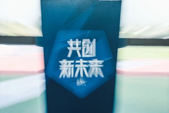 男人和女人一起愁愁愁很痛轮滑鞋